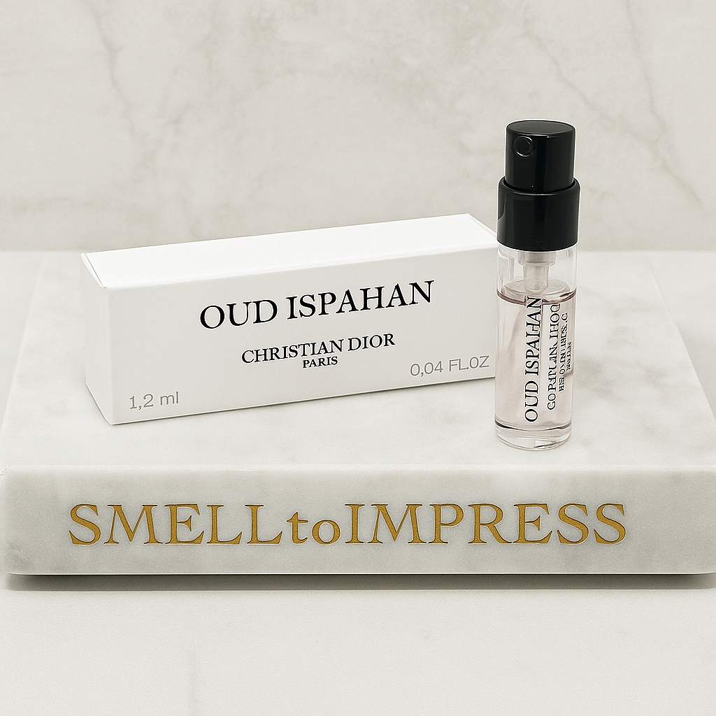 CHRISTIAN DIOR OUD ISPAHAN（中性）香水1.2ML官方香水样品，展示于smelltoimpress大理石展示架上照片