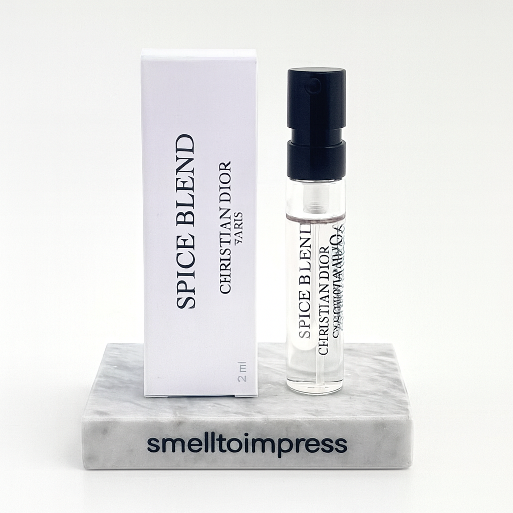 CHRISTIAN DIOR SPICE BLEND（中性）EDP 1.2ML 官方香水样品，展示于smelltoimpress大理石底座上细节图