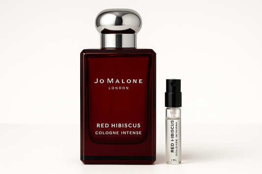 Jo Malone 红木槿古龙水 1ml 样品放在 Jo Malone 红木槿古龙水 100ml 香水瓶旁边，深红色瓶身上有白色字样