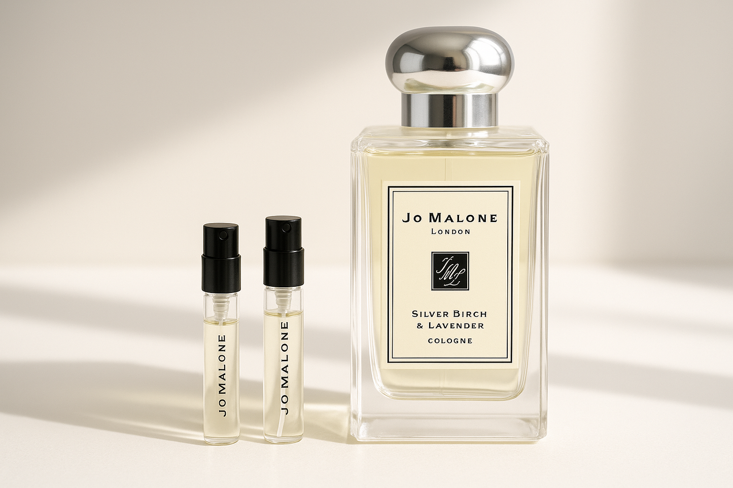 Jo Malone 银桦树与薰衣草古龙水香水样品 1ml 放在 Jo Malone 银桦树 100ml 香水旁边