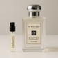 Jo Malone 银桦树与薰衣草古龙水香水样品，2ml 香水样品放在 100ml Jo Malone 银桦树与薰衣草香水旁边