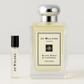 Jo Malone 银桦树与薰衣草古龙水香水样品，6ml 香水样品放在 100ml 全尺寸 Jo Malone 银桦树与薰衣草古龙水香水瓶旁边